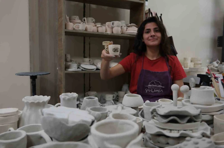 Ressamların eserleri Şanlıurfalı kadınların ellerinde seramiklere yansıtılıyor 