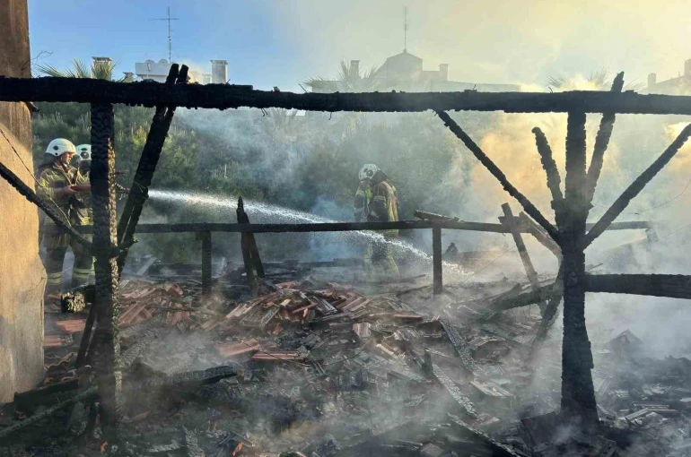 Restoran çatısı alevlere teslim oldu 