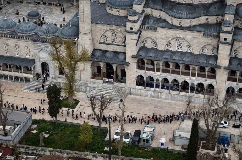 Restorasyonu tamamlanan Sultanahmet Camii’ne ziyaretçi akını 