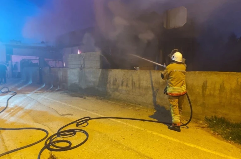 Reyhanlı’da konteyner alevlere teslim oldu 