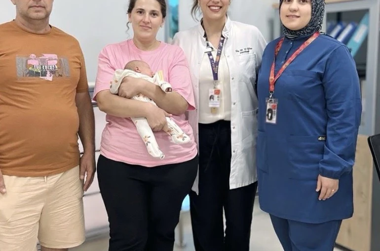 Riskli gebeliği bulunan anne sağlıklı şekilde bebeğini dünyaya getirdi
