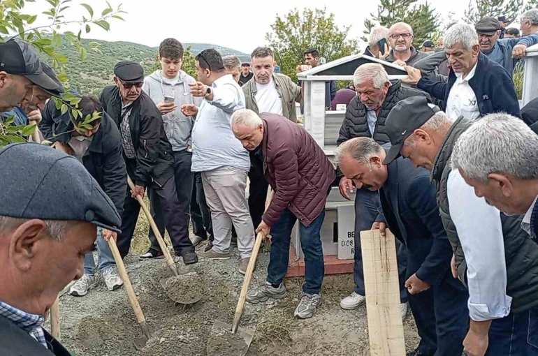 Rıza Çalımbay’ın annesi son yolculuğuna uğurlandı 
