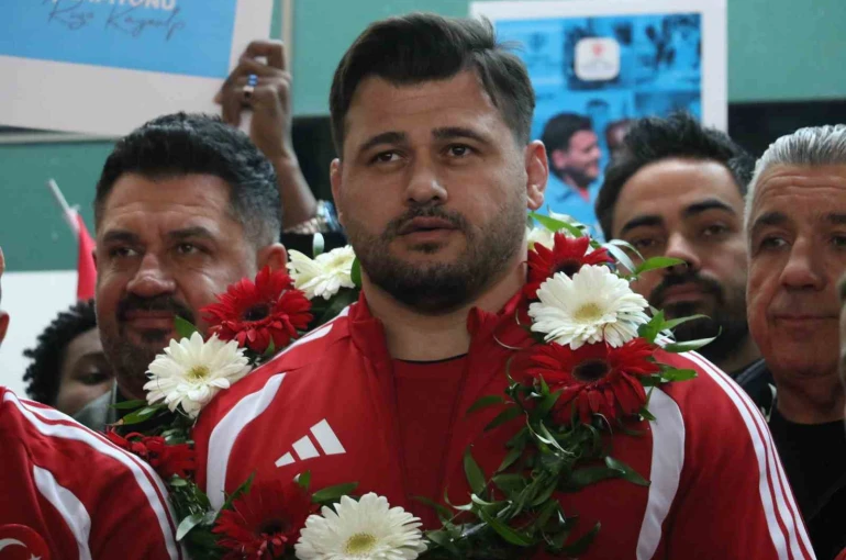 Rıza Kayaalp ve Güreş Milli Takımı yurda döndü 