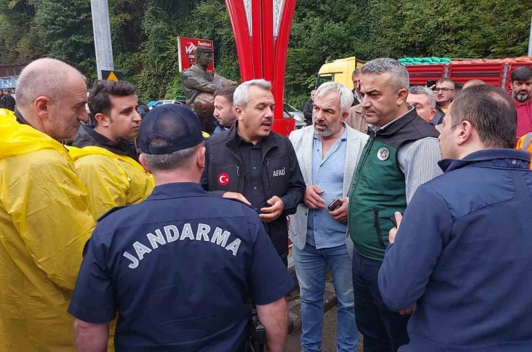 Rize Valisi Selim Baydaş: "Yer yer 150-175 kilogram yağış aldık; bazı yerlerde 200 kilogram yağış oldu"