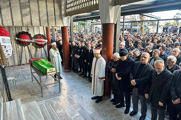 Rize’de 10. kattan düşerek hayatını kaybeden akademisyen son yolculuğuna uğurlandı 