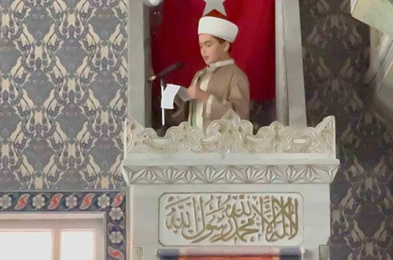 Rize’de 13 yaşındaki öğrenciden cuma hutbesi 