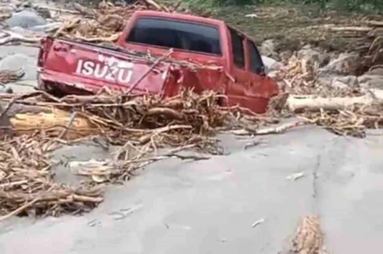 Rize’de 2 araç sel sularına kapıldı 