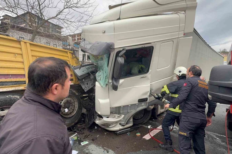 Rize’de arıza yaptığı için park halinde olan tıra başka bir tır çarptı: 1’i ağır 4 yaralı 