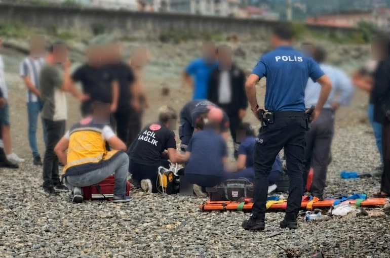 Rize’de dalgalara kapılan 2 kardeşten 1’i hayatını kaybetti, diğeri aranıyor 