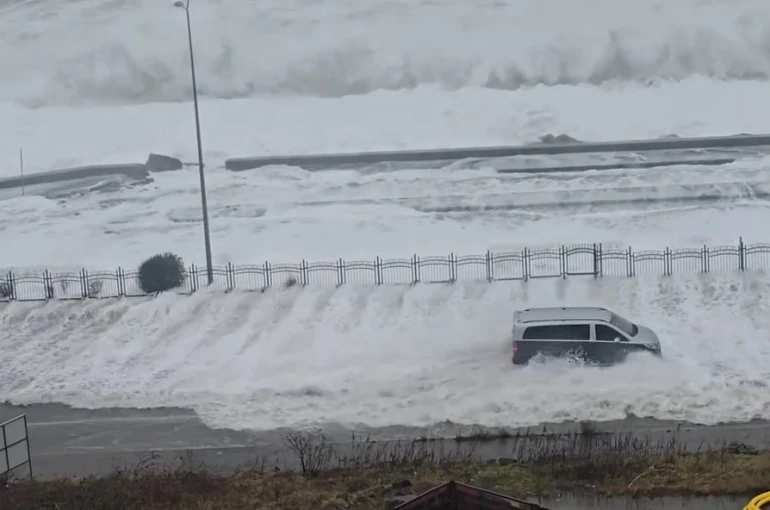 Rize’de dev dalgalar Karadeniz Sahil Yolu’na ulaştı 