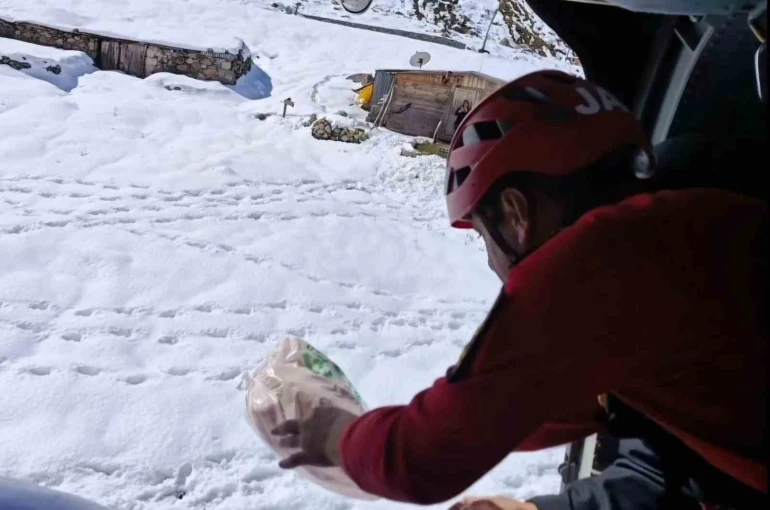 Rize’de helikopterlerin yaylalara erzak ve hayvan yemi seferleri devam ediyor