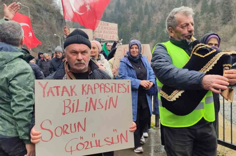 Rize’de ruhsatsız turizm işletmecilerinden "Yıkmayın" protestosu 