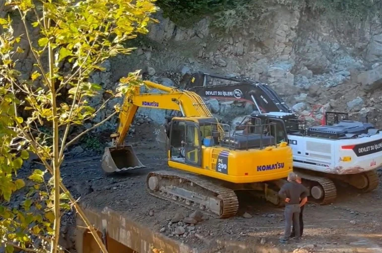 Rize’de sel ve heyelanlar sonrası riskli kayalara ilginç temizlik
