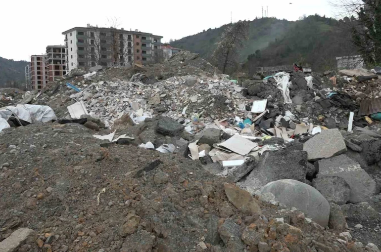 Rize’de vahşi çöp depolama sahası vatandaşları canından bezdirdi