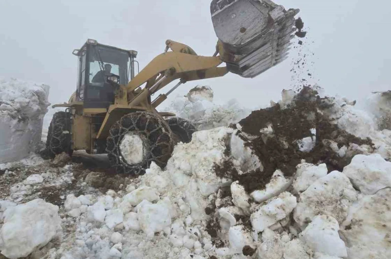 Rize’de yayla yollarında Haziran ayında kar temizliği 