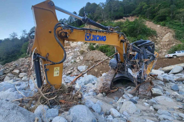 Rize’deki sel ve heyelanlar sonrası 4 gündür yolu kapalı olan Deremezra Köyü’ne ulaşım sağlandı