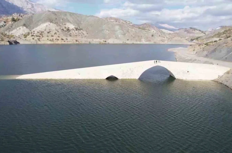 Roma dönemine ait altınlı köprüsü sular altında kalıyor 