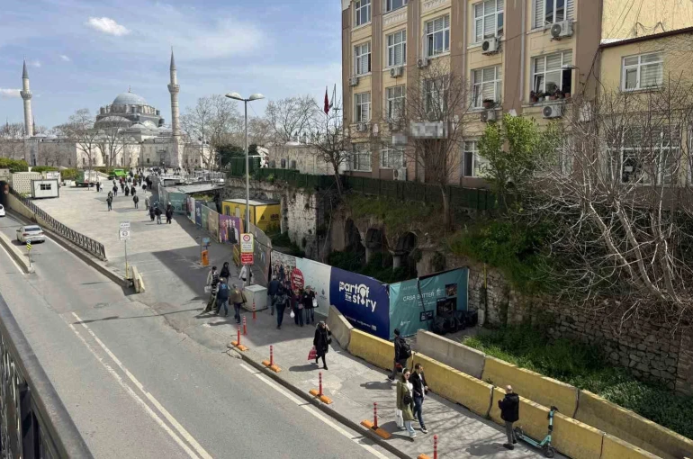Roma kalıntıları ile modern şehir yaşamı aynı karede 
