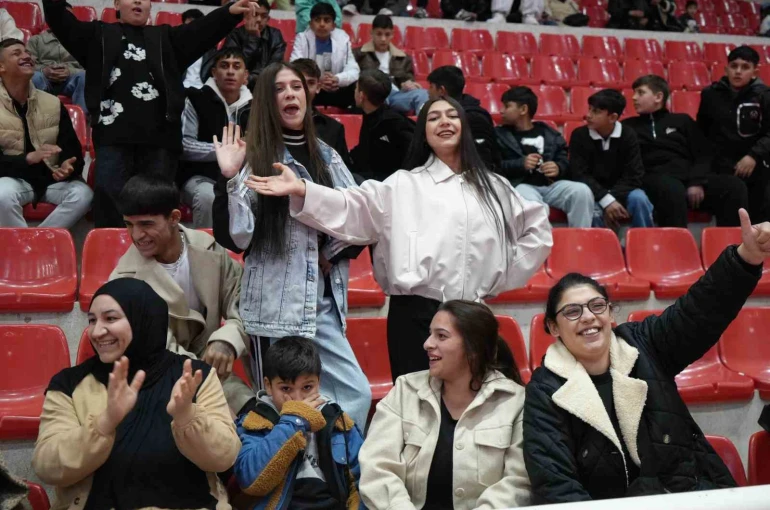 Romanlar, attıkları göbekle düşman çatlattı 