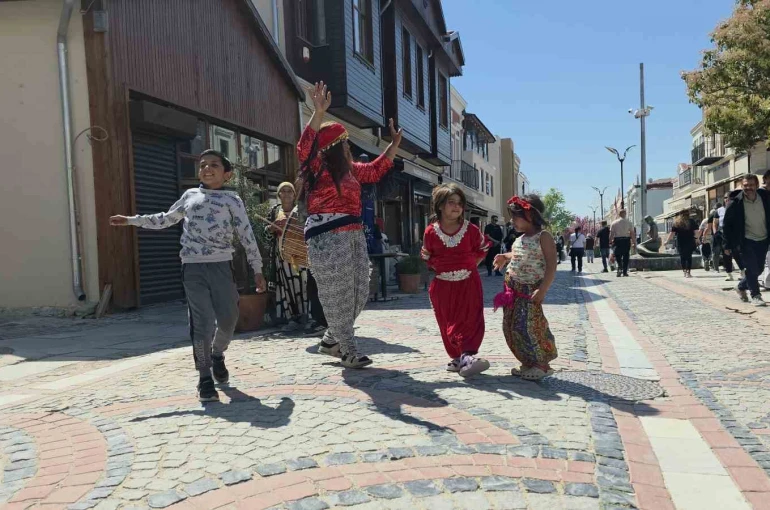 Romanlardan Kakava çağrısı: Şehir 9/8’lik ritimlerle şenlendi 