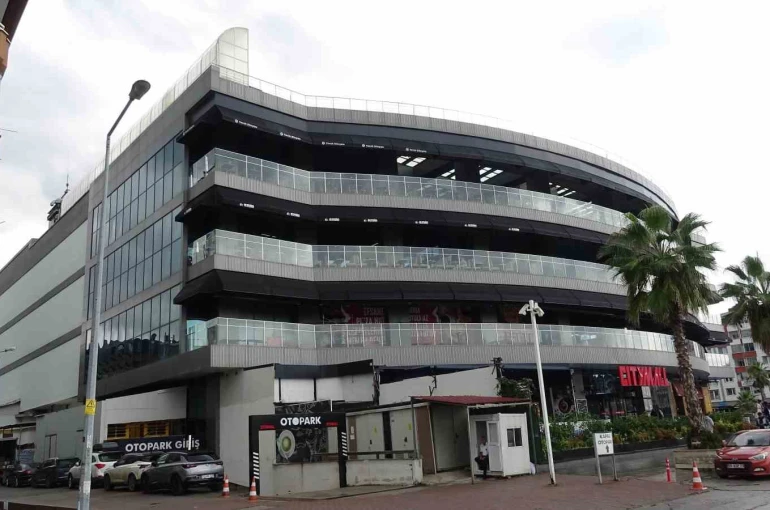 Ruhsatı iptal edilen AVM’de iş yerlerine kapanış tebligatı