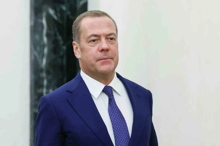 Rusya Güvenlik Konseyi Başkan Yardımcısı Medvedev: "ABD, hakimiyetini korumaya çalışırken yemlikten ayrılmak istemeyen domuzlar gibi davranıyor"
