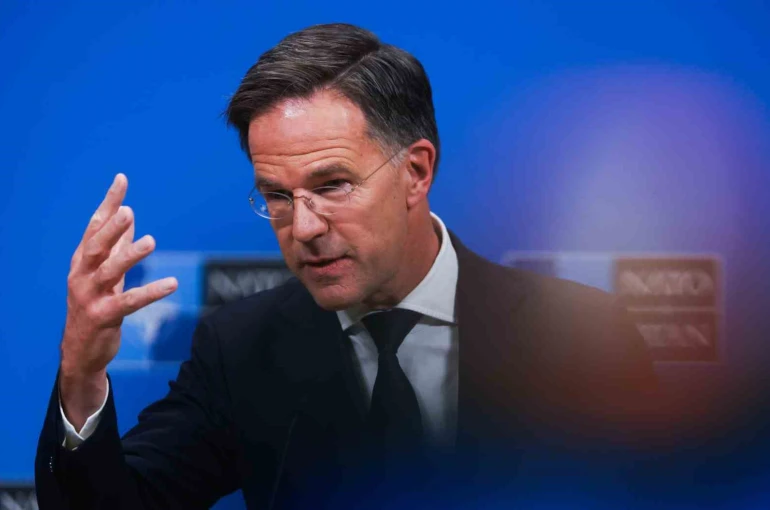 Rutte, NATO ülkelerinin hava sahalarını ihlal eden Rus hava araçlarını vurabileceğini açıkladı 