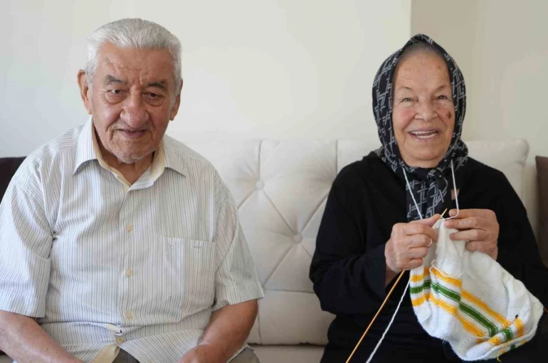 Rüyası hayatına yön verdi, yarım asırdır çocuklar için örgü örüyor: 72 yıllık eşi en büyük destekçisi 