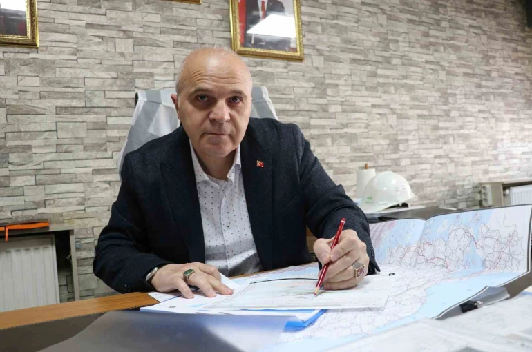 Sabah kafasında baretle inşaatta geziyor, akşam ise eldivenleri takıp ringe çıkıyor
