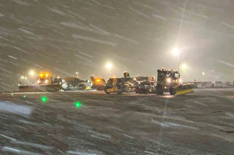 Sabiha Gökçen Havalimanı’nda karla mücadele çalışması 