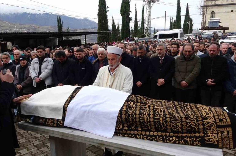 Saç ekimi için gittiği estetik merkezinde fenalaşarak hayatını kaybeden şahıs son yolculuğuna uğurlandı 