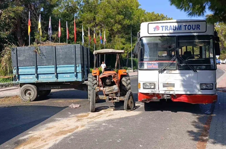 Safari için yolcu toplayan otobüs ile otelden çıkan traktör çarpıştı: 1’i turist 2 yaralı 