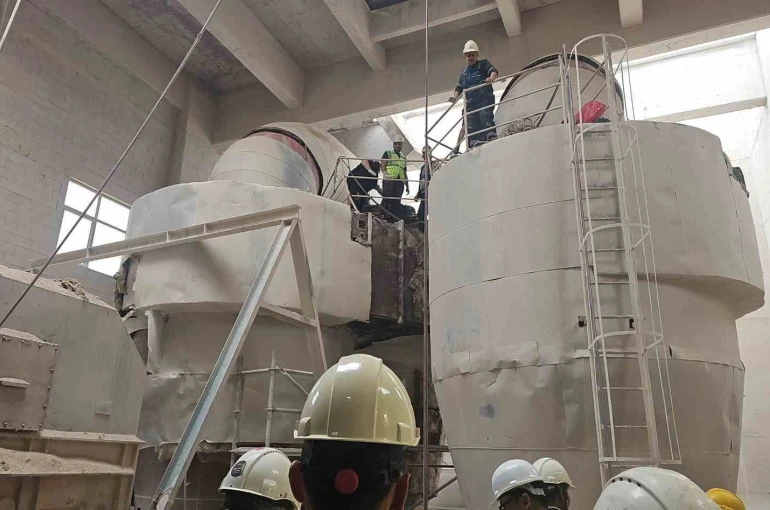 Safi Çimento fabrikasında kazana düşen işçi ağır yaralandı
