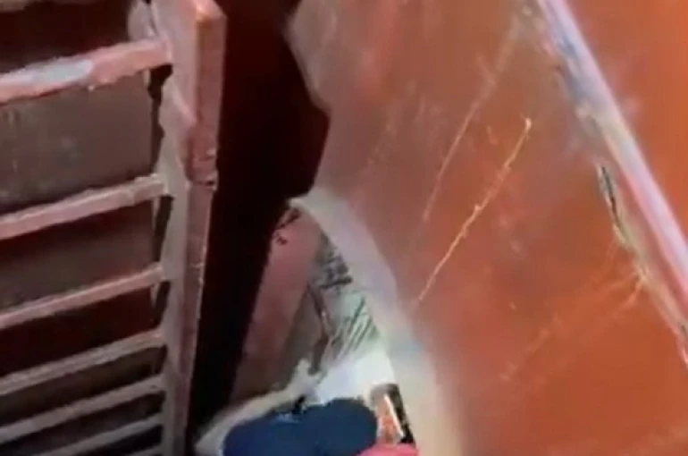 Safiport Limanı’nda geminin ambarına düşen işçi yaralandı