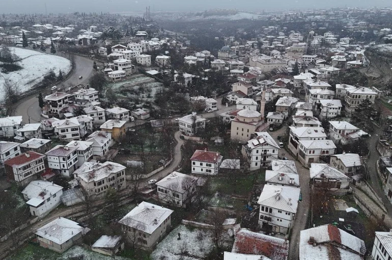 Safranbolu’da kar yağışı tarihi yapıların çatılarını beyaza bürüdü