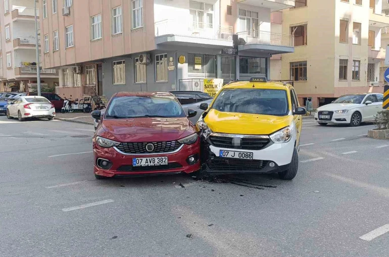 Sağa dönmek için sinyal verip önce sol şeride geçen otomobile yandan çarptı 