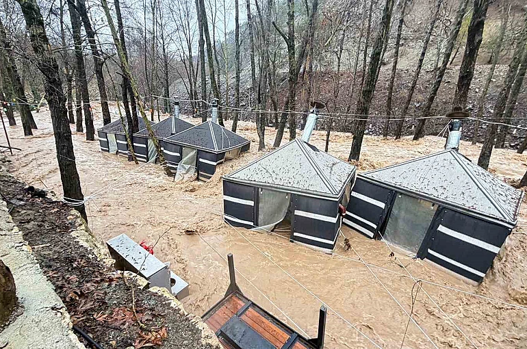 Sağanak Mersin’i vurdu: Dereler taştı, restoran sular altında kaldı 