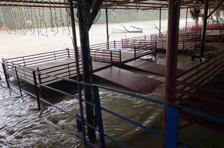Sağanak sebebiyle Köprüçay taştı, iş yerleri ve araziler sular altında kaldı 