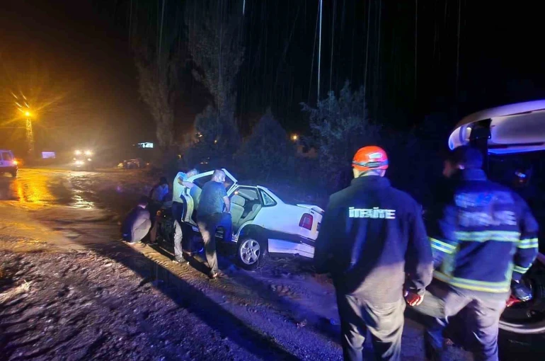 Sağanak sonrası çamura saplanan araç mahsur kaldı 