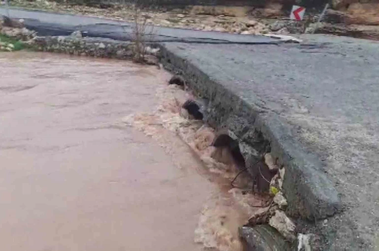 Sağanak sonrası dereler coştu, köprüler hasar aldı 