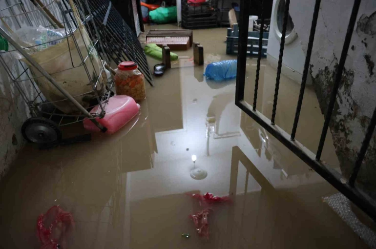 Sağanak ve dolu sonrası bodrum katını su bastı: Eşyalarının üzerine basarak içeri girdiler 