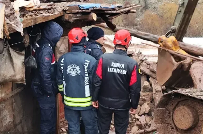 Sağanak yağış ahırı yıktı: 10 hayvan telef oldu