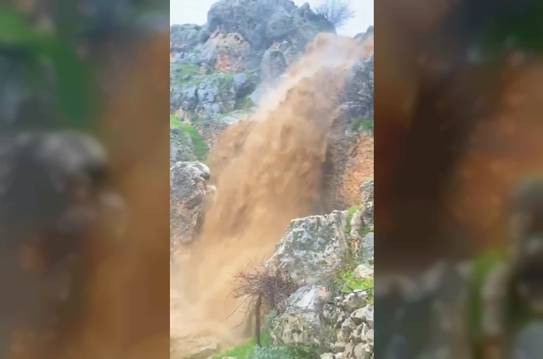 Sağanak yağış şelalelerin debisini yükseltti