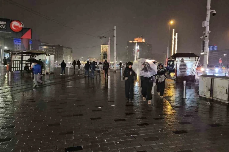 Sağanak yağışın etkili olduğu Taksim’de şimşekler geceyi aydınlattı 