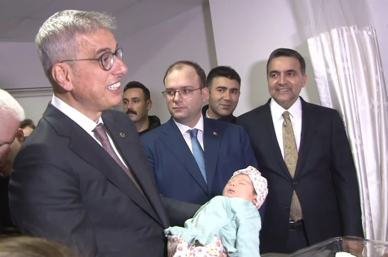Sağlık Bakanı Memişoğlu, İstanbul’da yeni yılın ilk bebeklerini ziyaret etti 