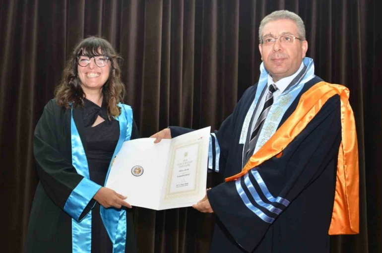 Sağlık Bilimleri ve Fen Bilimleri Enstitülerinde mezuniyet heyecanı 