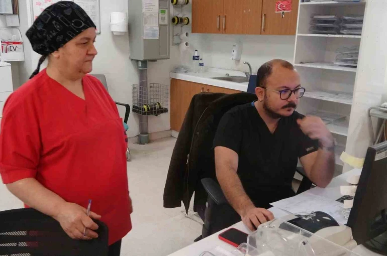 Sağlık çalışanı anne ve oğul birlikte hayat kurtarıyor 