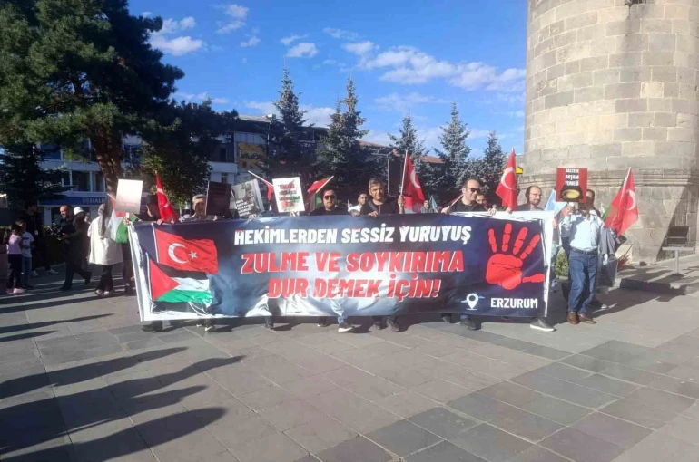 Sağlık çalışanları Gazze için yürüdü 