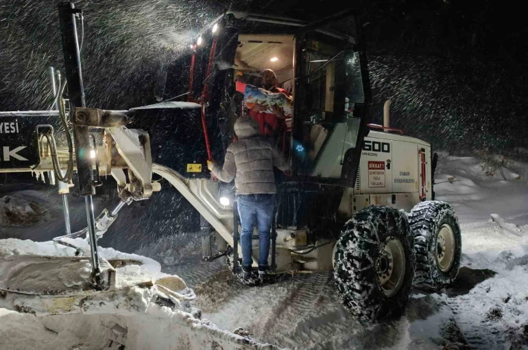 Sağlık ekipleri greyder eşliğinde 1 yaşındaki Mina’ya ulaştı