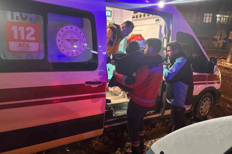 Sağlık ekipleri karlı yolda zamanla yarışarak hastaya ulaştı 